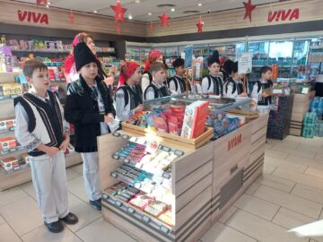 Elevi de la Școala Gimnazială „Aurelian Stanciu” Salcea au colindat și au oferit daruri bătrânilor