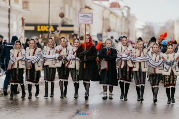 Mii de participanți la Vatra Dornei la cel mai frumos festival de datini și obiceiuri din Bucovina