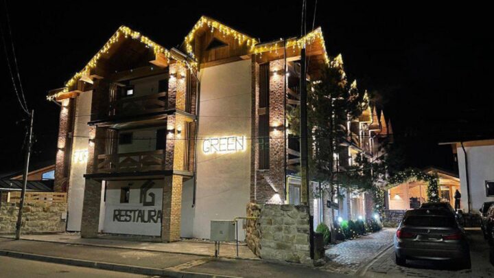 Refugiu relaxant, cu piscină interioară și natură autentică în inima Bucovinei? La Forest Green