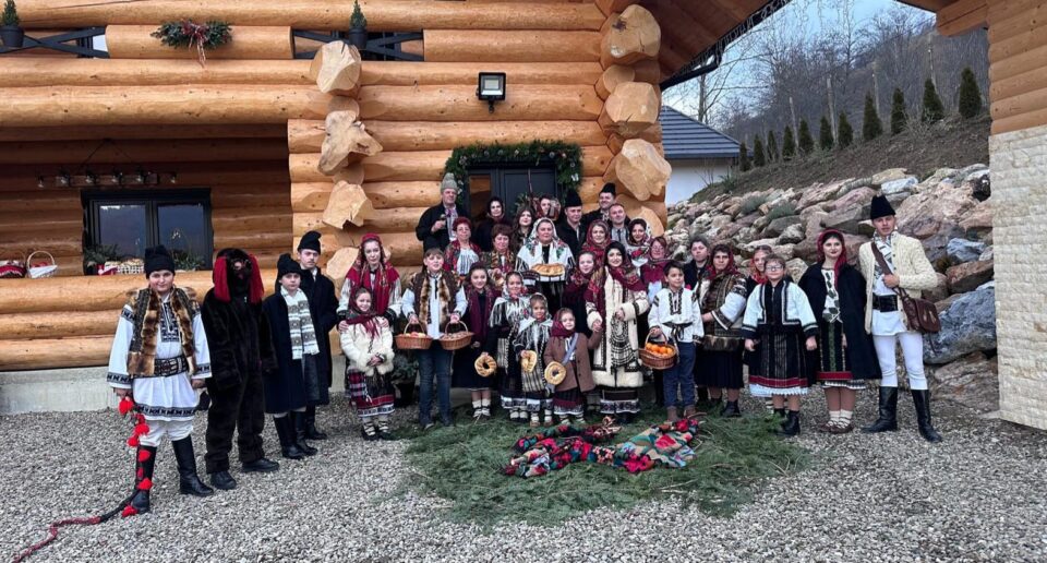 Colaj de Anul Nou, cu Mihaela Florea și Grupul vocal „Flori din Bucovina” Colaj de Anul Nou, cu Mihaela Florea și Grupul vocal „Flori din Bucovina”