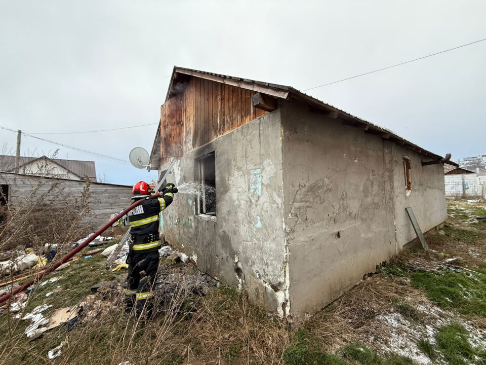 Câțiva copii care s-au jucat cu focul au incendiat o casă