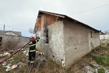 Câțiva copii care s-au jucat cu focul au incendiat o casă