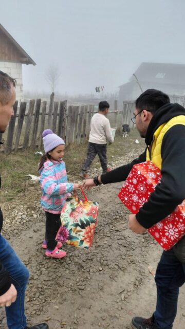 300 de copii au primit daruri din partea Asociației RYMA, în cadrul campaniei „Cutia lui Moș Crăciun”