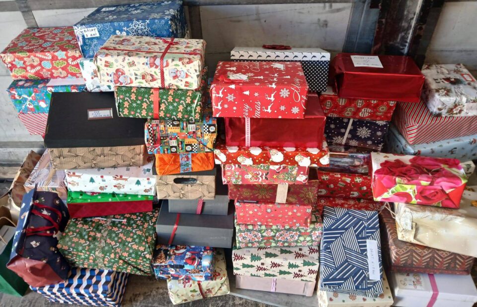 300 de copii au primit daruri din partea Asociației RYMA, în cadrul campaniei „Cutia lui Moș Crăciun”