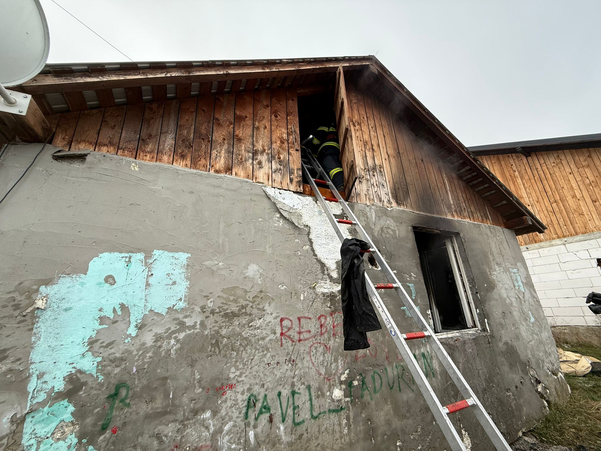 Câțiva copii care s-au jucat cu focul au incendiat o casă