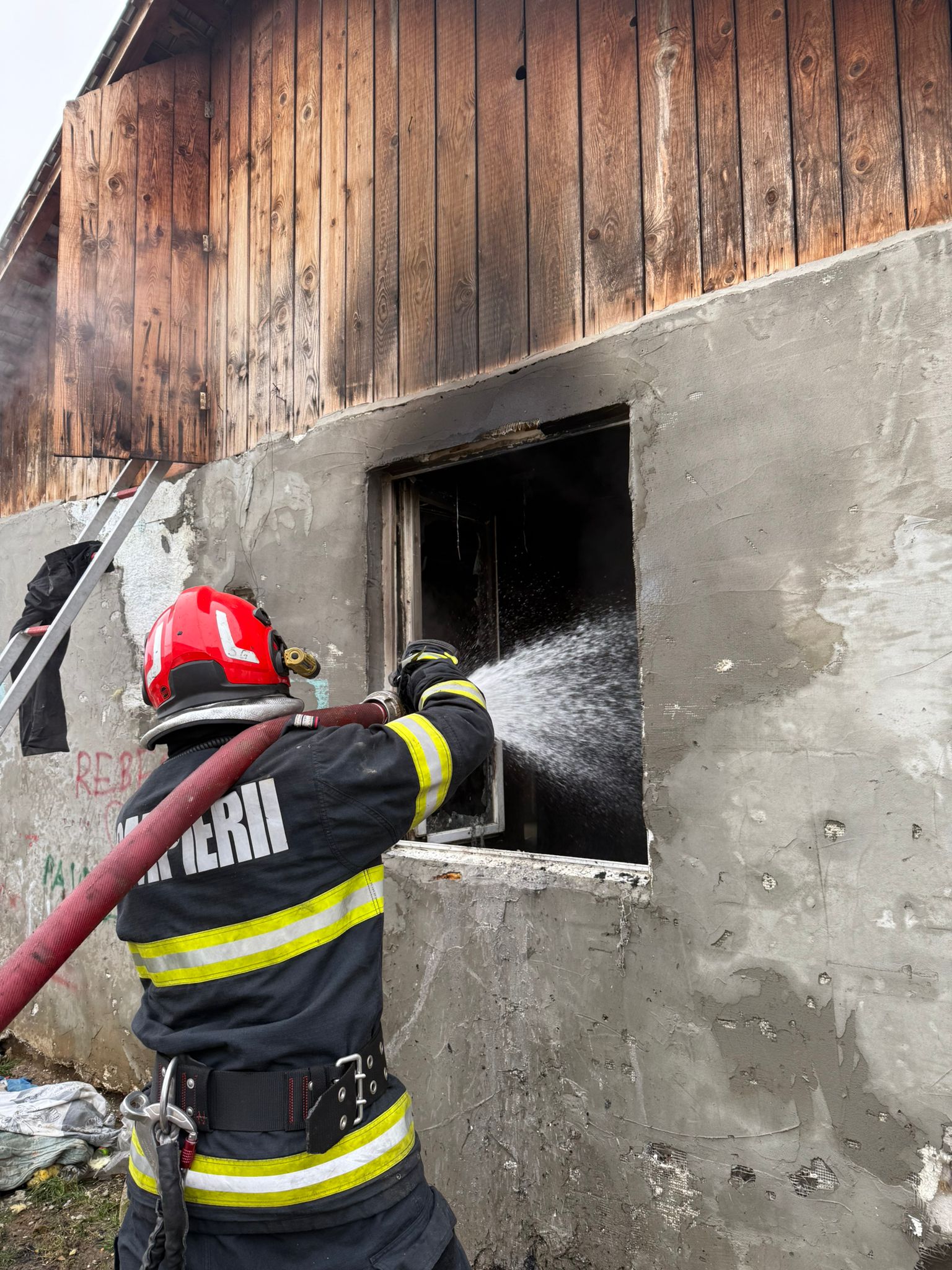 Câțiva copii care s-au jucat cu focul au incendiat o casă