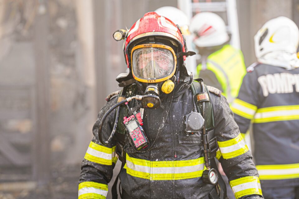 Casă cuprinsă de flăcări, la Fălticeni