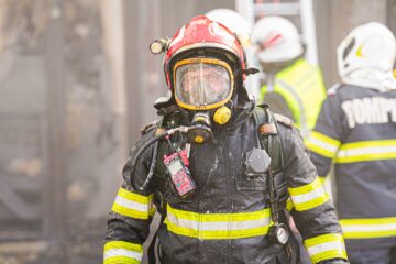 Casă cuprinsă de flăcări, la Fălticeni