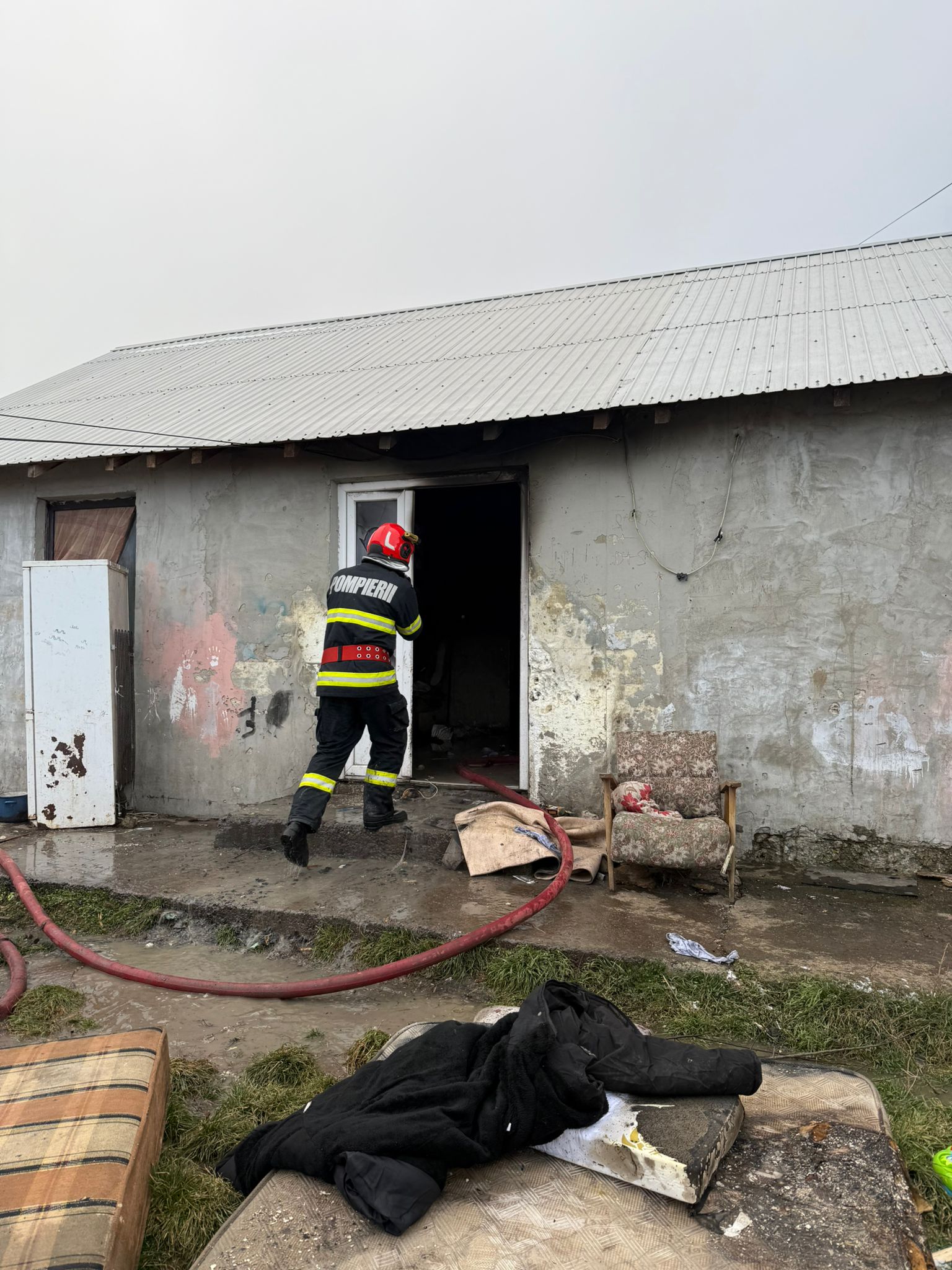 Câțiva copii care s-au jucat cu focul au incendiat o casă
