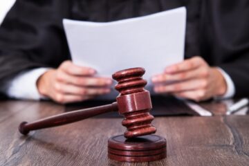 Individul care a sărit cu drujba la polițiști și a fost împușcat în mâini, mutat din spital în arest la domiciliu