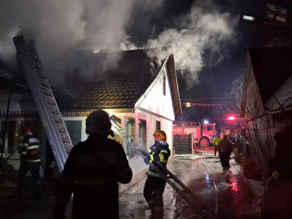 Două incendii puternice au izbucnit în noaptea de Revelion. Unul a fost provocat de artificii