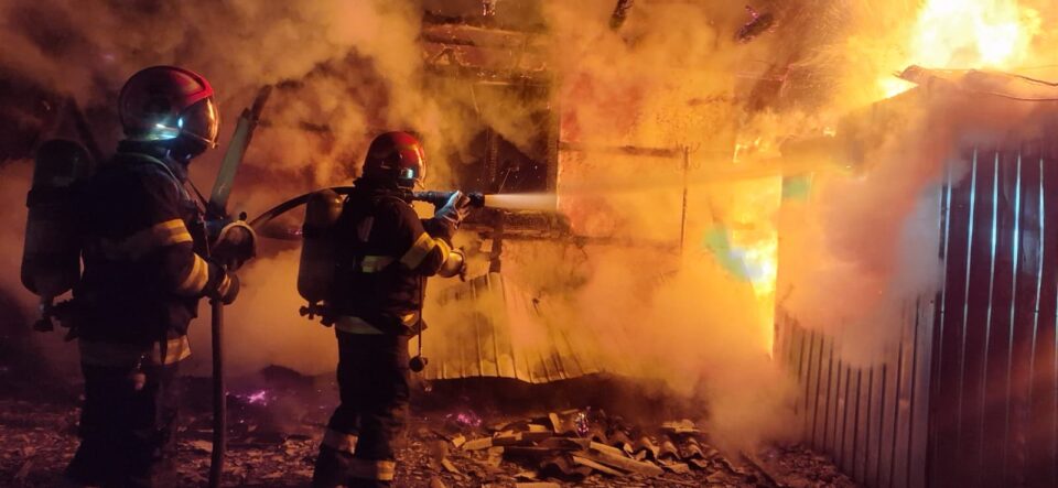 Două incendii puternice au izbucnit în noaptea de Revelion. Unul a fost provocat de artificii