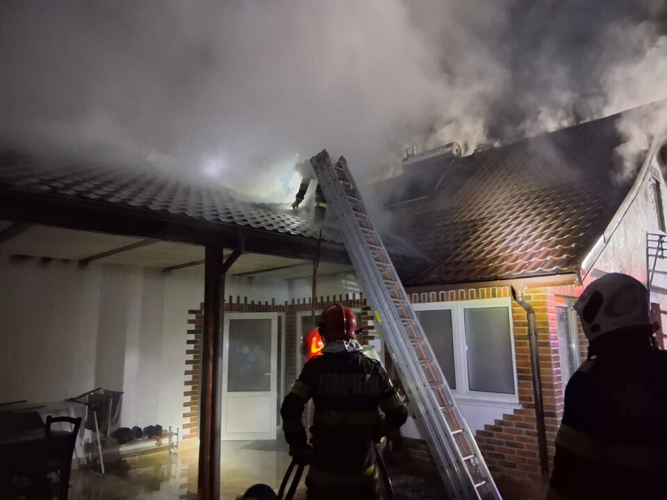 Două incendii puternice au izbucnit în noaptea de Revelion. Unul a fost provocat de artificii