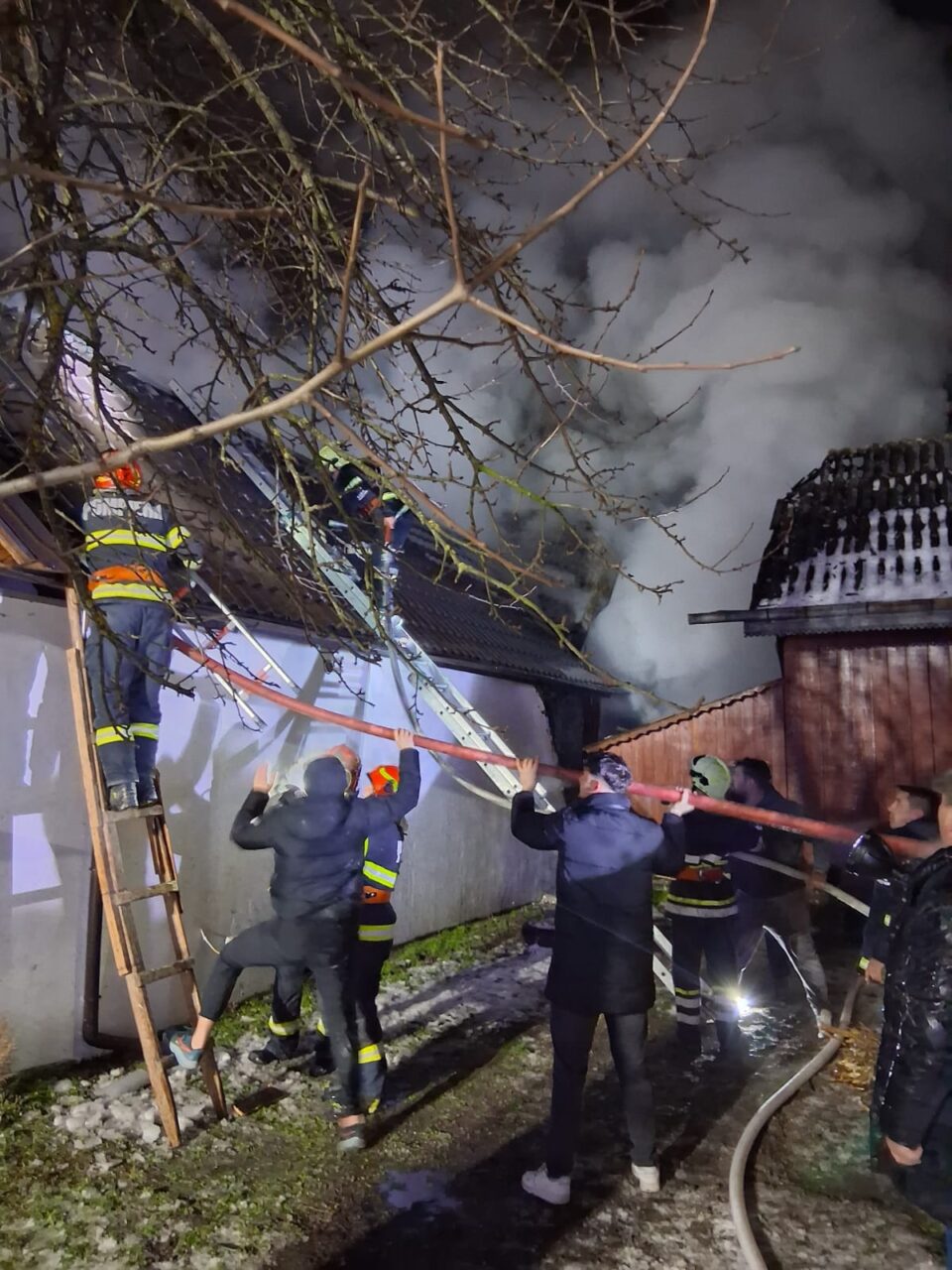 Două incendii puternice au izbucnit în noaptea de Revelion. Unul a fost provocat de artificii