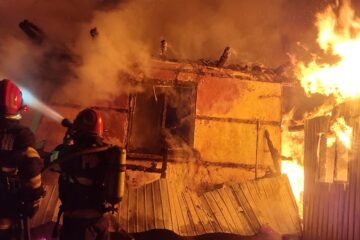 Două incendii puternice au izbucnit în noaptea de Revelion. Unul a fost provocat de artificii Două incendii puternice au izbucnit în noaptea de Revelion. Unul a fost provocat de artificii