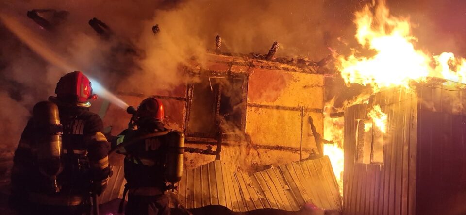 Două incendii puternice au izbucnit în noaptea de Revelion. Unul a fost provocat de artificii