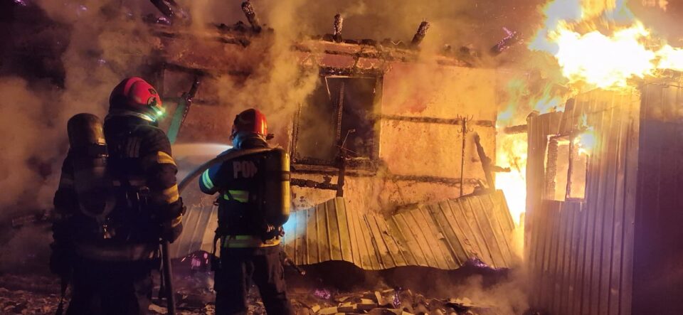 Două incendii puternice au izbucnit în noaptea de Revelion. Unul a fost provocat de artificii