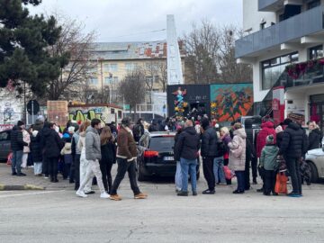 Câteva sute de suceveni petrec a doua zi din an la patinoar. Cu tupeu, unii fentează rândul