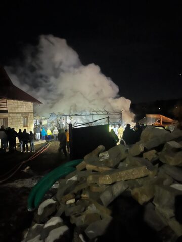 Două bovine și 2.000 de baloți s-au făcut scrum în urma unui incendiu