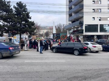 Câteva sute de suceveni petrec a doua zi din an la patinoar. Cu tupeu, unii fentează rândul