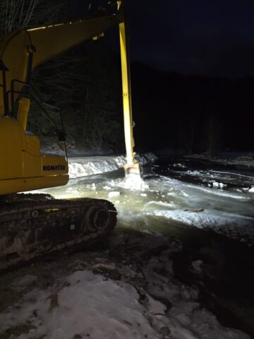 Podurile de gheață de pe râul Neagra, la Broșteni, dislocate cu excavatorul