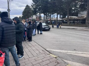 Câteva sute de suceveni petrec a doua zi din an la patinoar. Cu tupeu, unii fentează rândul