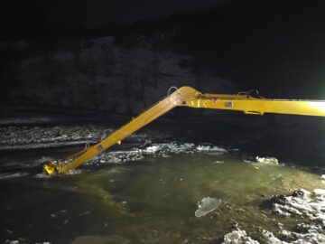 Podurile de gheață de pe râul Neagra, la Broșteni, dislocate cu excavatorul