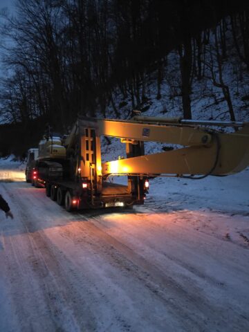 Podurile de gheață de pe râul Neagra, la Broșteni, dislocate cu excavatorul