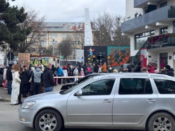 Câteva sute de suceveni petrec a doua zi din an la patinoar. Cu tupeu, unii fentează rândul