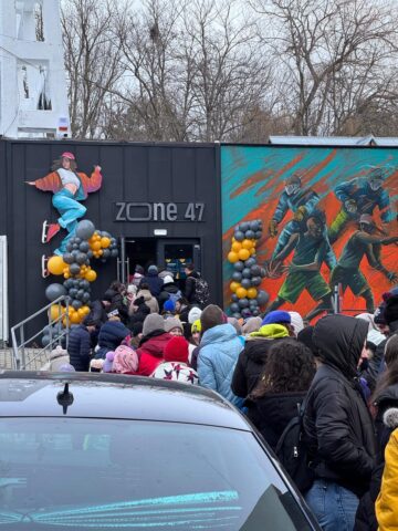 Câteva sute de suceveni petrec a doua zi din an la patinoar. Cu tupeu, unii fentează rândul