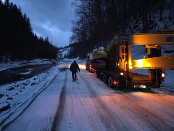 Podurile de gheață de pe râul Neagra, la Broșteni, dislocate cu excavatorul