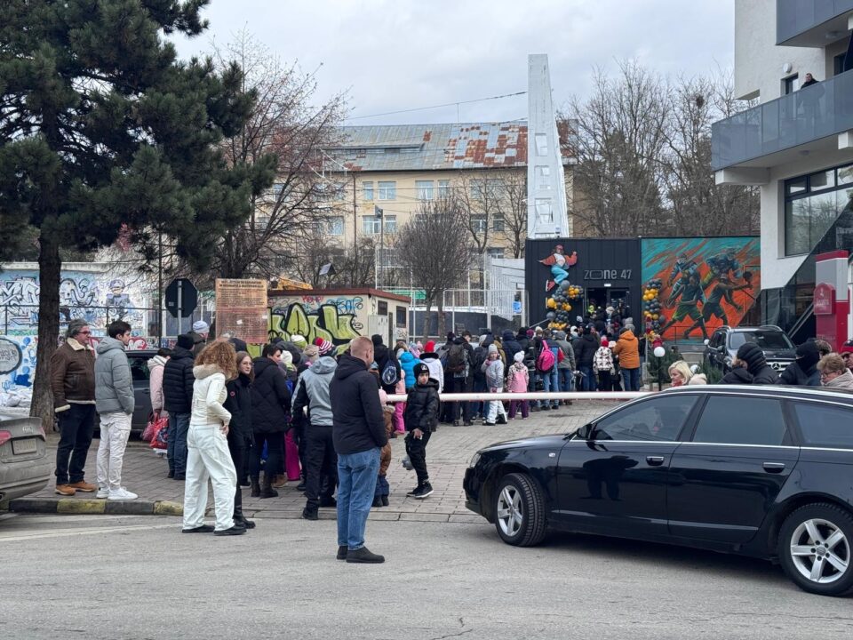 Câteva sute de suceveni petrec a doua zi din an la patinoar. Cu tupeu, unii fentează rândul Câteva sute de suceveni petrec a doua zi din an la patinoar. Cu tupeu, unii fentează rândul