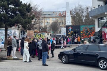 Câteva sute de suceveni petrec a doua zi din an la patinoar. Cu tupeu, unii fentează rândul