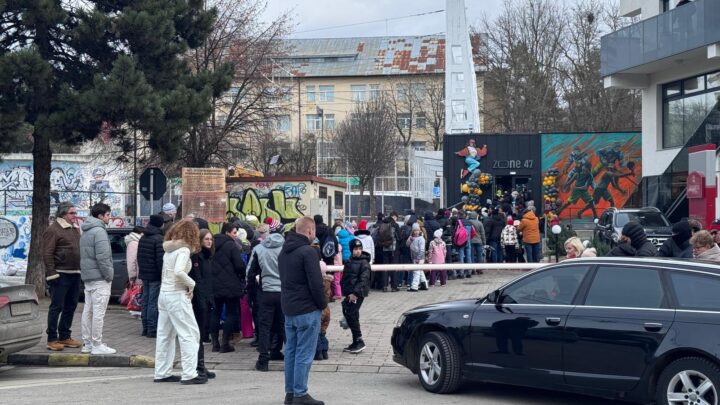 Câteva sute de suceveni petrec a doua zi din an la patinoar. Cu tupeu, unii fentează rândul