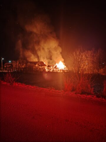 Două bovine și 2.000 de baloți s-au făcut scrum în urma unui incendiu