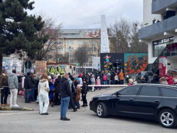 Câteva sute de suceveni petrec a doua zi din an la patinoar. Cu tupeu, unii fentează rândul