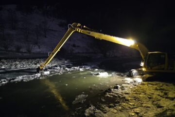 Podurile de gheață de pe râul Neagra, la Broșteni, dislocate cu excavatorul
