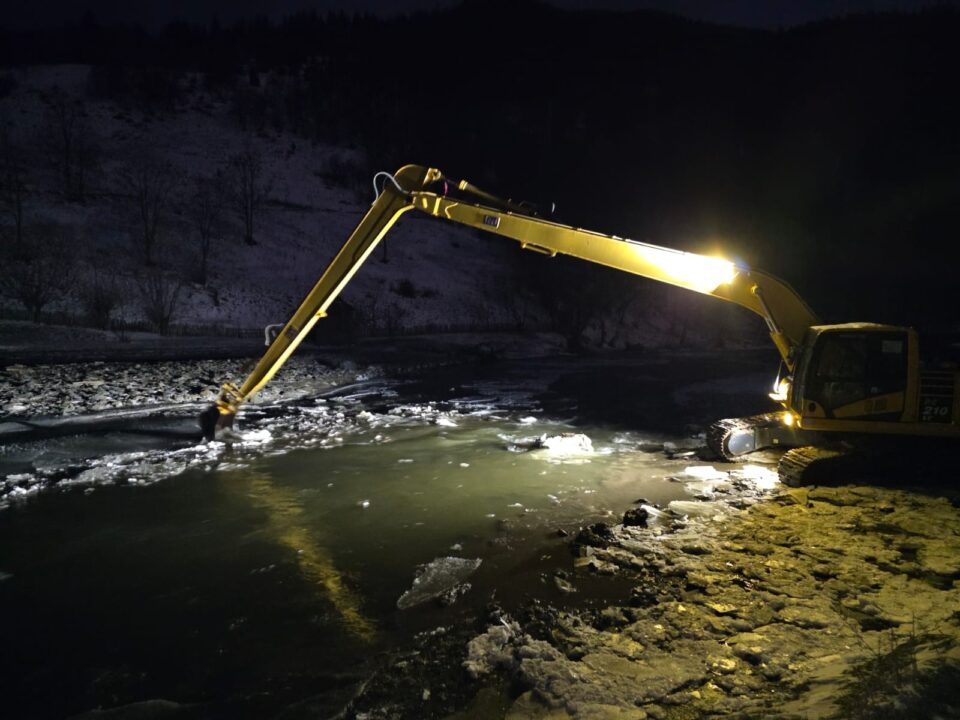 Podurile de gheață de pe râul Neagra, la Broșteni, dislocate cu excavatorul Podurile de gheață de pe râul Neagra, la Broșteni, dislocate cu excavatorul