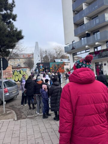 Câteva sute de suceveni petrec a doua zi din an la patinoar. Cu tupeu, unii fentează rândul