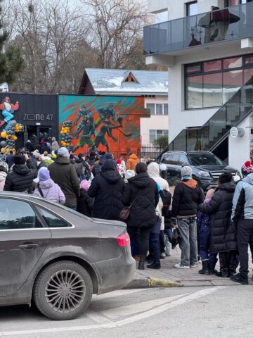 Câteva sute de suceveni petrec a doua zi din an la patinoar. Cu tupeu, unii fentează rândul