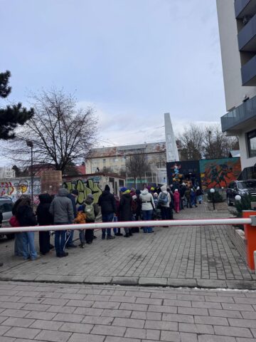 Câteva sute de suceveni petrec a doua zi din an la patinoar. Cu tupeu, unii fentează rândul