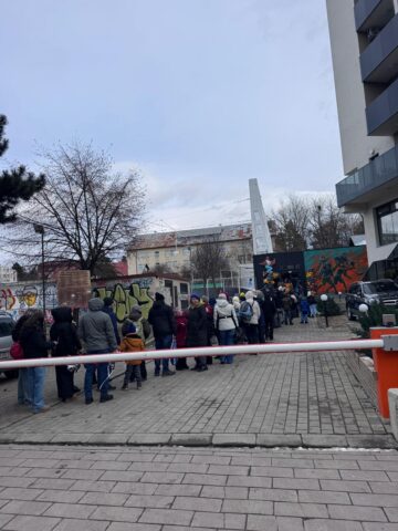 Câteva sute de suceveni petrec a doua zi din an la patinoar. Cu tupeu, unii fentează rândul