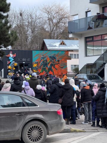 Câteva sute de suceveni petrec a doua zi din an la patinoar. Cu tupeu, unii fentează rândul