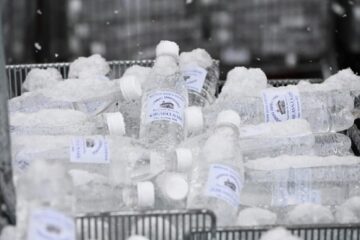 La Mănăstirea Sf. Ioan cel Nou Suceava, Agheasma Mare va fi împărțită credincioșilor, de Bobotează, în 10.000 de sticle îmbuteliate La Mănăstirea Sf. Ioan cel Nou Suceava, Agheasma Mare va fi împărțită credincioșilor, de Bobotează, în 10.000 de sticle îmbuteliate