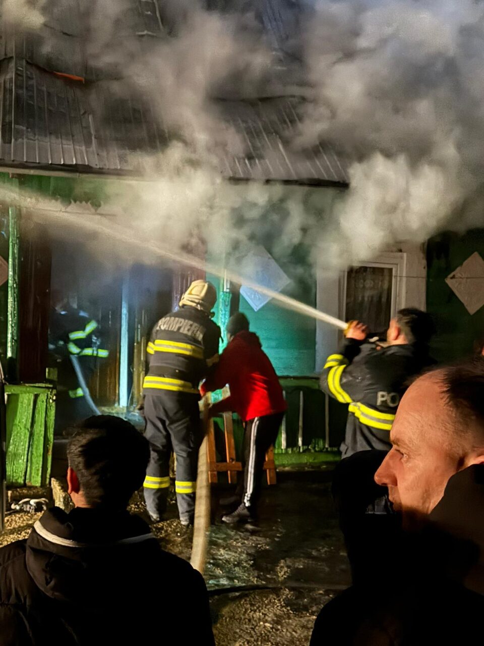 Un incendiu plecat de la un coș de fum a distrus o casă