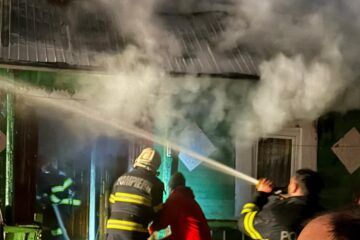 Un incendiu plecat de la un coș de fum a distrus o casă