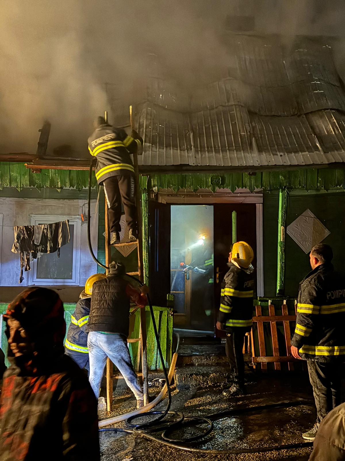 Un incendiu plecat de la un coș de fum a distrus o casă