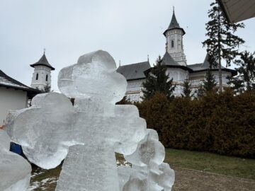 Pompierii voluntari bosânceni au ridicat și în acest an altarele din cruci de gheață pentru Sărbătoarea Botezului Domnului