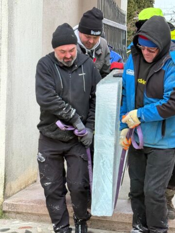 Pompierii voluntari bosânceni au ridicat și în acest an altarele din cruci de gheață pentru Sărbătoarea Botezului Domnului