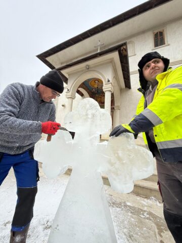 Pompierii voluntari bosânceni au ridicat și în acest an altarele din cruci de gheață pentru Sărbătoarea Botezului Domnului